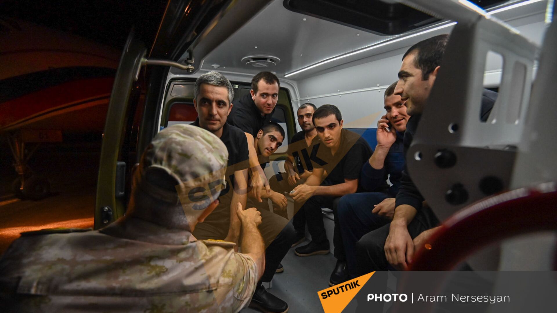 Рустам Мурадов c группой вернувшихся армянских военнопленных в аэропорту Эребуни (3 июля 2021). Ереван - Sputnik Արմենիա, 1920, 04.07.2021