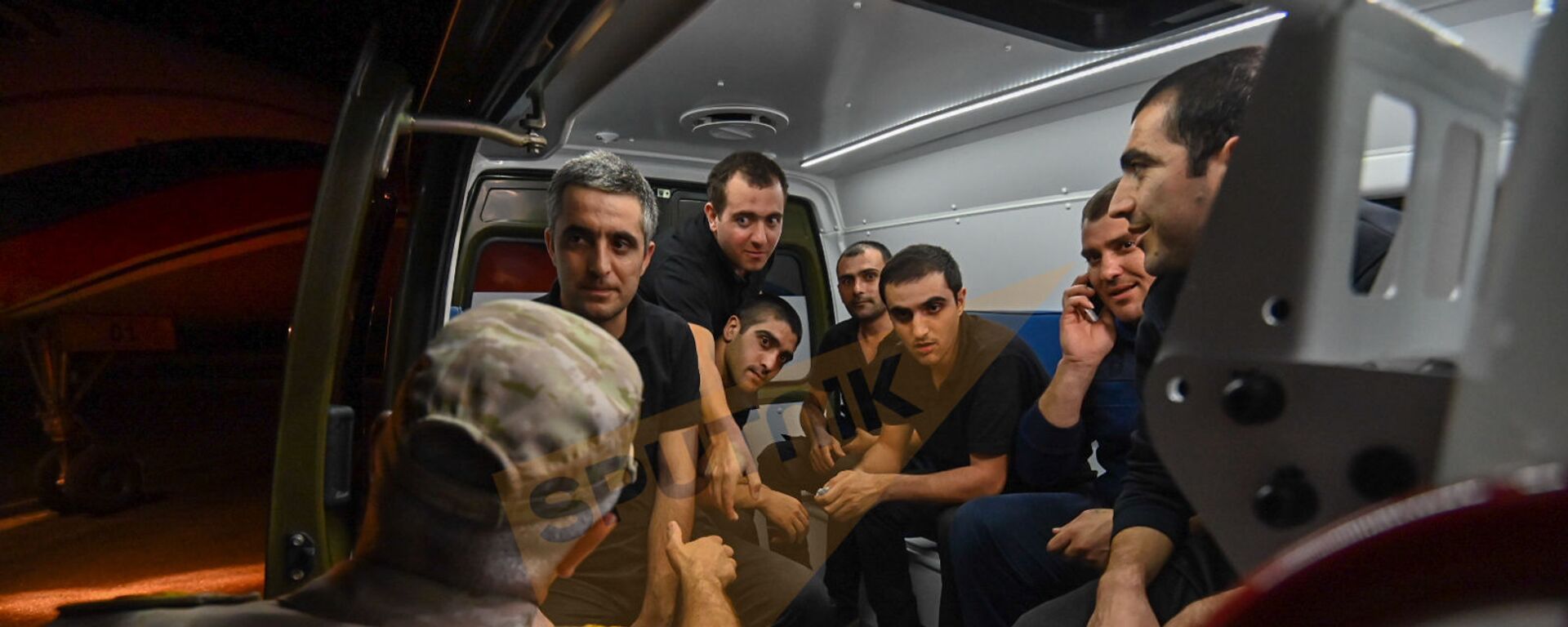 Рустам Мурадов c группой вернувшихся армянских военнопленных в аэропорту Эребуни (3 июля 2021). Ереван - Sputnik Արմենիա, 1920, 04.07.2021