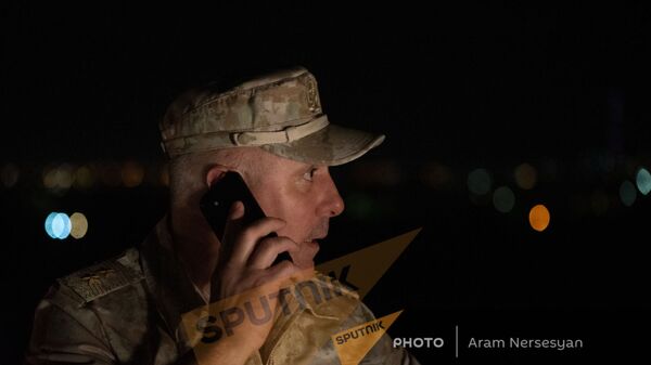 Рустам Мурадов c группой вернувшихся армянских военнопленных в аэропорту Эребуни (3 июля 2021). Ереван - Sputnik Армения