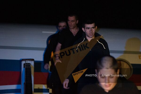 Ինչպես է «Էրեբունի» օդանավակայան ժամանում հայ ռազմագերիների խումբը - Sputnik Արմենիա