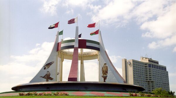 Памятник в честь создания независимого федеративного государства Объединенных Арабских Эмиратов. Флаги семи эмиратов: Абу-Даби, Дубай, Шарджа, Аджман, Рас-эль-Хайма, Умм-эль-Кайвайн, Эль-Фуджайра соединены кольцом. - Sputnik Արմենիա