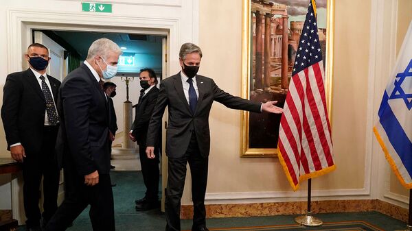 Госсекретарь США Энтони Блинкен приветствует министра иностранных дел Израиля Яира Лапида перед началом встречи (27 июня 2021). Рим - Sputnik Армения