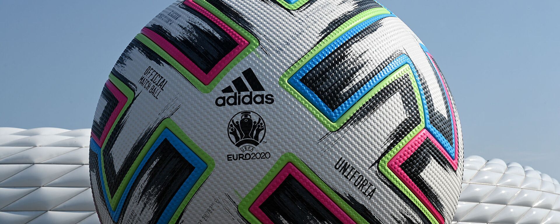 Модель официального футбольного мяча Uniforia от Adidas Чемпионата Европы по футболу UEFA EURO 2020 2021, установленная перед футбольным стадионом в Мюнхене  - Sputnik Армения, 1920, 16.07.2021