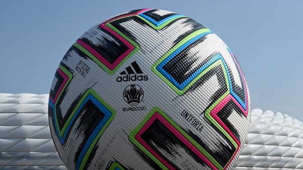 Модель официального футбольного мяча Uniforia от Adidas Чемпионата Европы по футболу UEFA EURO 2020 2021, установленная перед футбольным стадионом в Мюнхене  - Sputnik Армения