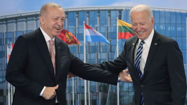 Президенты США и Турции Джо Байден и Реджеп Тайип Эрдоган на фоне флагов членов НАТО (14 июня 2021). Бельгия - Sputnik Армения