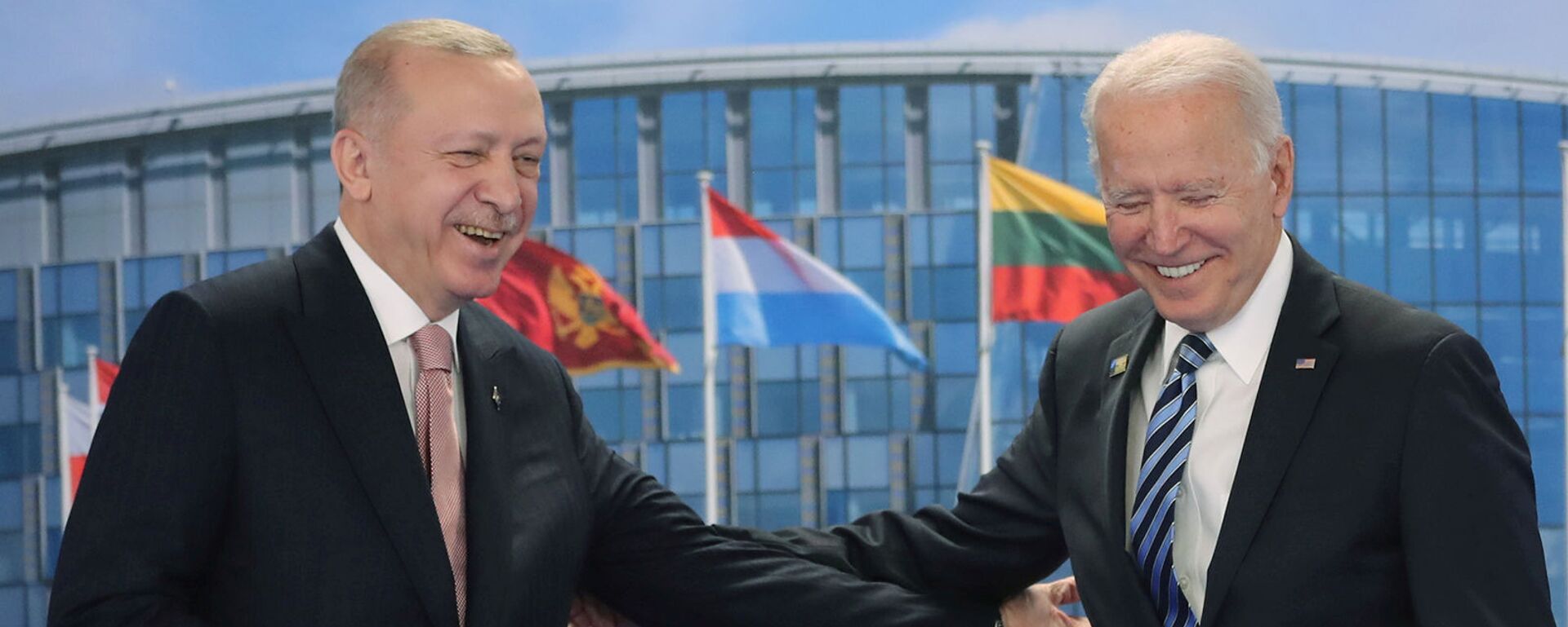 Президенты США и Турции Джо Байден и Реджеп Тайип Эрдоган на фоне флагов членов НАТО (14 июня 2021). Бельгия - Sputnik Армения, 1920, 13.10.2021