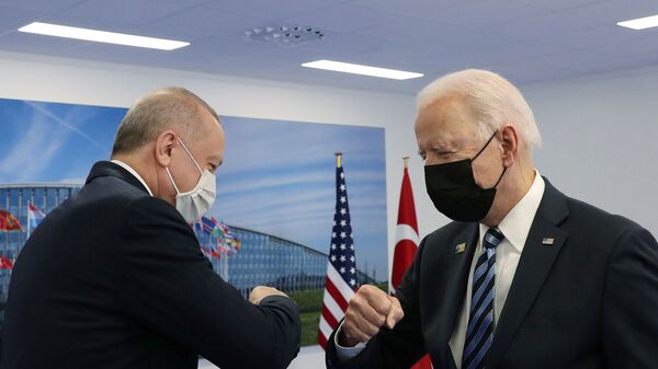Президенты США и Турции Джо Байден и Реджеп Тайип Эрдоган здороваются во время встречи на полях саммита НАТО в Брюсселе (14 июня 2021). Бельгия - Sputnik Армения