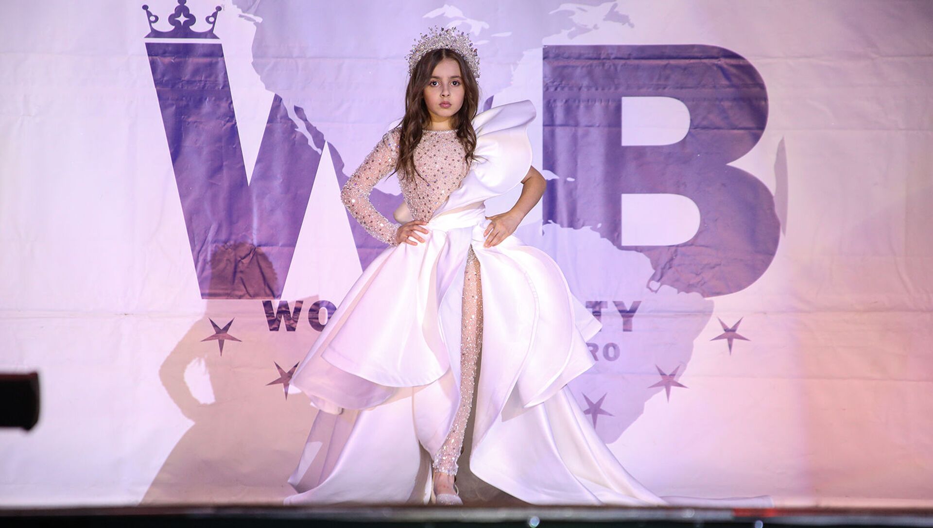 Победительница конкурса Little Miss Yerevan 2020 Элина Адилханян на международном конкурсе World Beauty в Москве - Sputnik Արմենիա, 1920, 06.07.2021