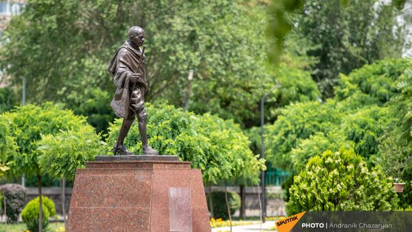 Памятник Махатме Ганди в общине Ачапняк в Ереване - Sputnik Армения