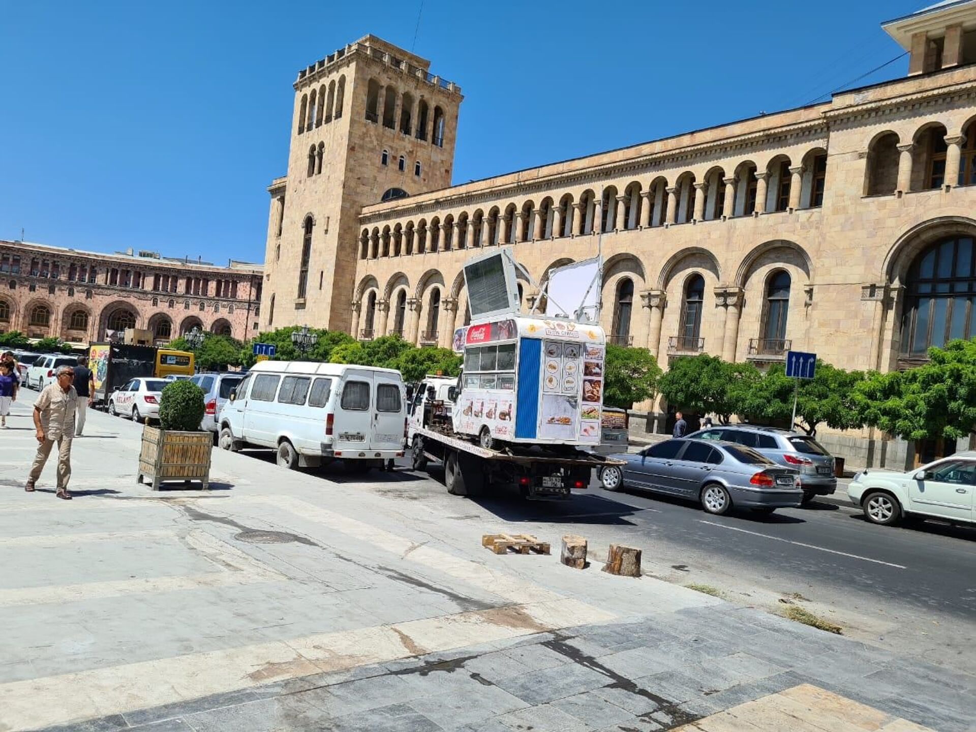 Երևանի քաղաքապետարանը տարհանում է շրջիկ առևտրի կետերը Երևանի քաղաքապետարանը տարհանում է շրջիկ առևտրի կետերը - Sputnik Արմենիա, 1920, 07.07.2021