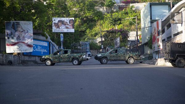 Военные машины блокируют въезд в район Петион Вилль, где жил покойный президент Гаити Жовенель Моисса (7 июля 2021 года). Гаити - Sputnik Армения