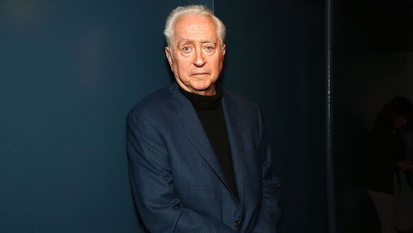 Режиссер Роберт Дауни-старший позирует для фотографий во время программы «Вечер с Робертом Дауни-старшим»  - Sputnik Армения