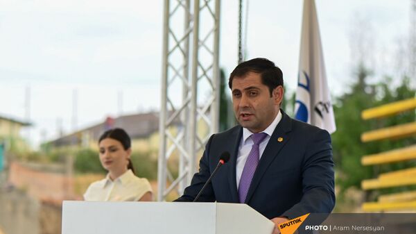 И.о. министра территориального управления и инфраструктур Армении Сурен Папикян выступает с речью на церемонии закладки нового пограничного автомобильного моста между Арменией и Грузией (9 июля 2021). Баграташен - Sputnik Արմենիա