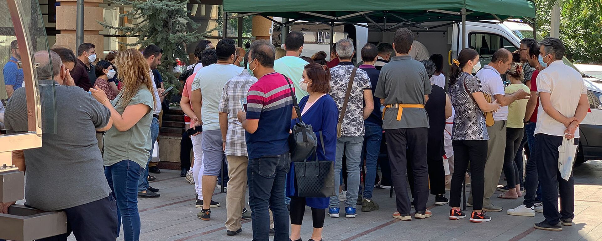 Очередь за вакцинацией у мобильной точки по прививке от коронавируса на Северном Проспекте (6 июля 2021 год). Еревaн - Sputnik Արմենիա, 1920, 27.08.2021