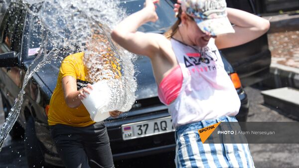Туристов обливают водой во время праздника Вардавар (11 июля 2021). Гарни - Sputnik Արմենիա