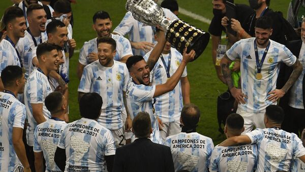 Аргентинец Пеццелла держит трофей после победы в финальном матче футбольного турнира Conmebol 2021 Copa America против Бразилии на стадионе Maracana (11 июля 2021). Рио-де-Жанейро  - Sputnik Армения