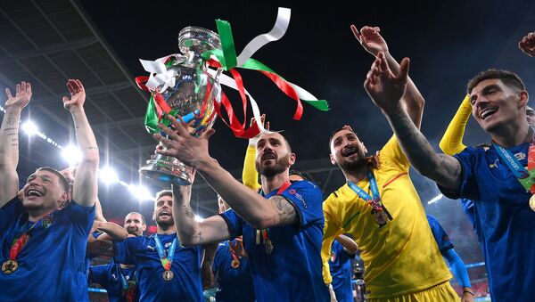 Леонардо Бонуччи из Италии держит кубок за победу в финальном матче EURO-2020 между Италией и Англией на стадионе Уэмбли (12 июля 2021). Лондон - Sputnik Армения