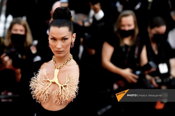 Американская модель Белла Хадид в платье Schiaparelli Haute Couture на премьере фильма Три Этажа Американская модель Белла Хадид в платье Schiaparelli Haute Couture на премьере фильма Три Этажа - Sputnik Армения