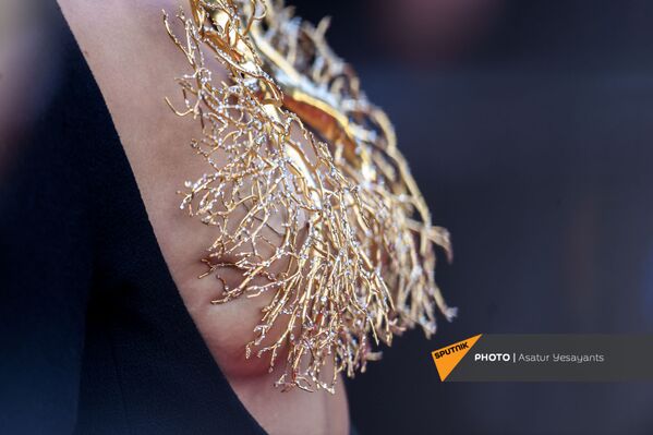 Белла Хадид в платье Schiaparelli Haute Couture на премьере фильма Три Этажа Белла Хадид в платье Schiaparelli Haute Couture на премьере фильма Три Этажа - Sputnik Армения