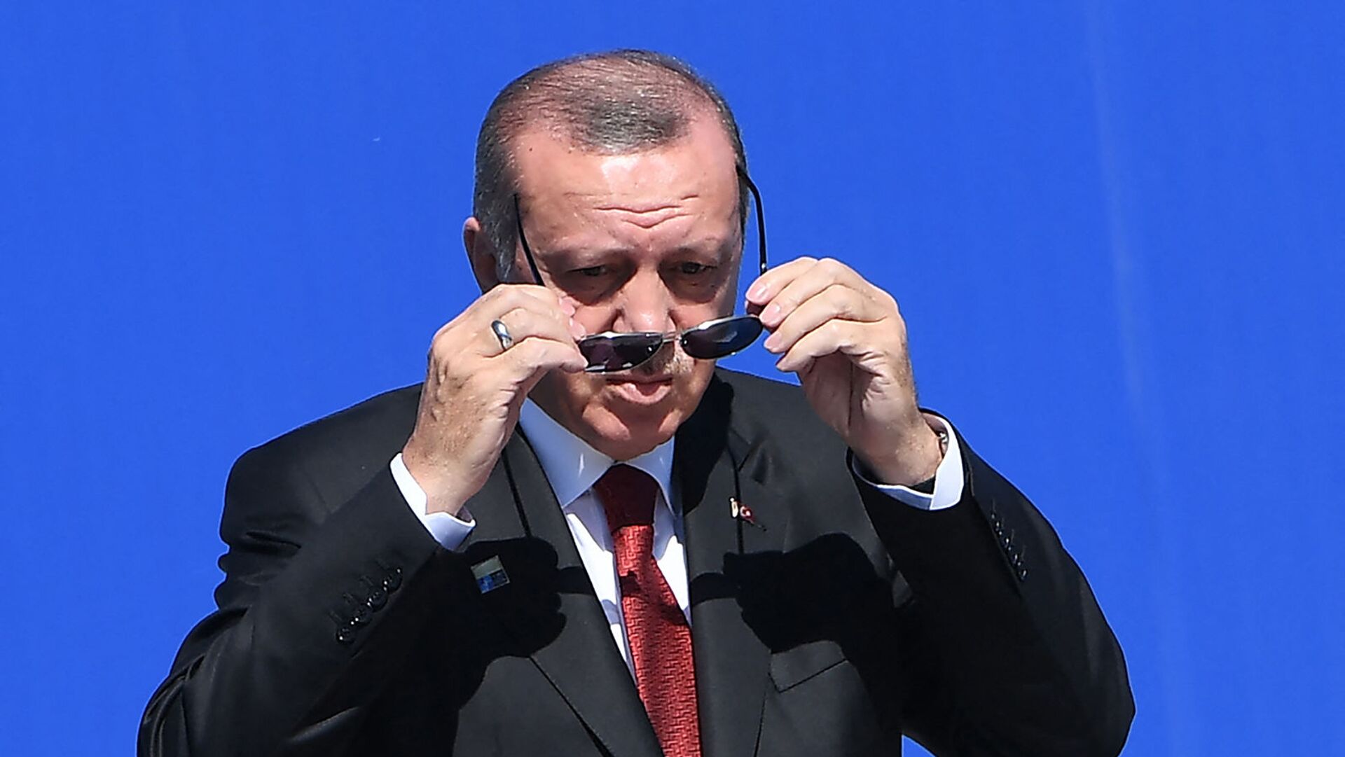 Президент Турции Реджеп Тайип Эрдоган надевает солнечные очки по прибытии на саммит НАТО (25 мая 2017). Брюссель - Sputnik Армения, 1920, 26.10.2021