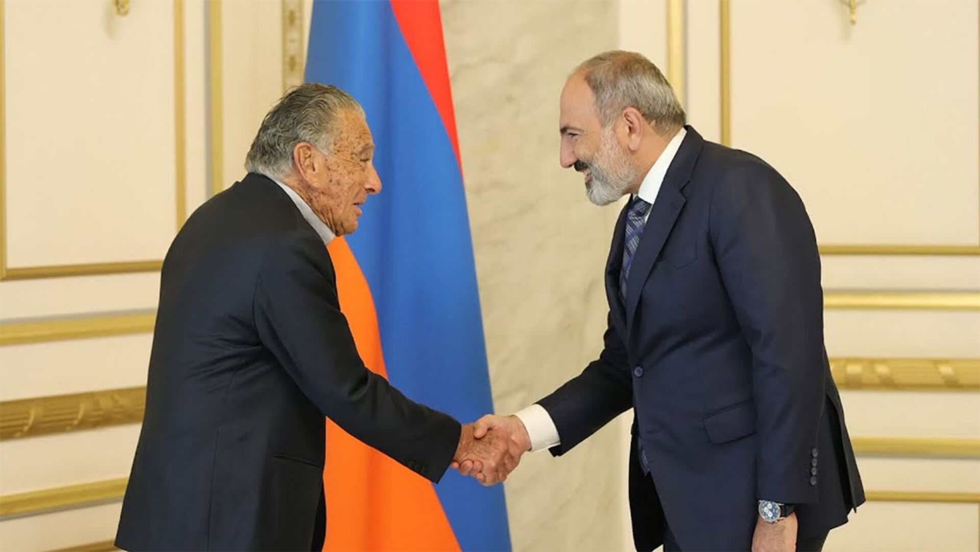 «Իմ զարմիկ Մարտինը շատ շուտով կժամանի». Էդուարդո Էռնեկյանը նոր ներդրում կանի Հայաստանում «Իմ զարմիկ Մարտինը շատ շուտով կժամանի». Էդուարդո Էռնեկյանը նոր ներդրում կանի Հայաստանում - Sputnik Արմենիա, 1920, 12.07.2021