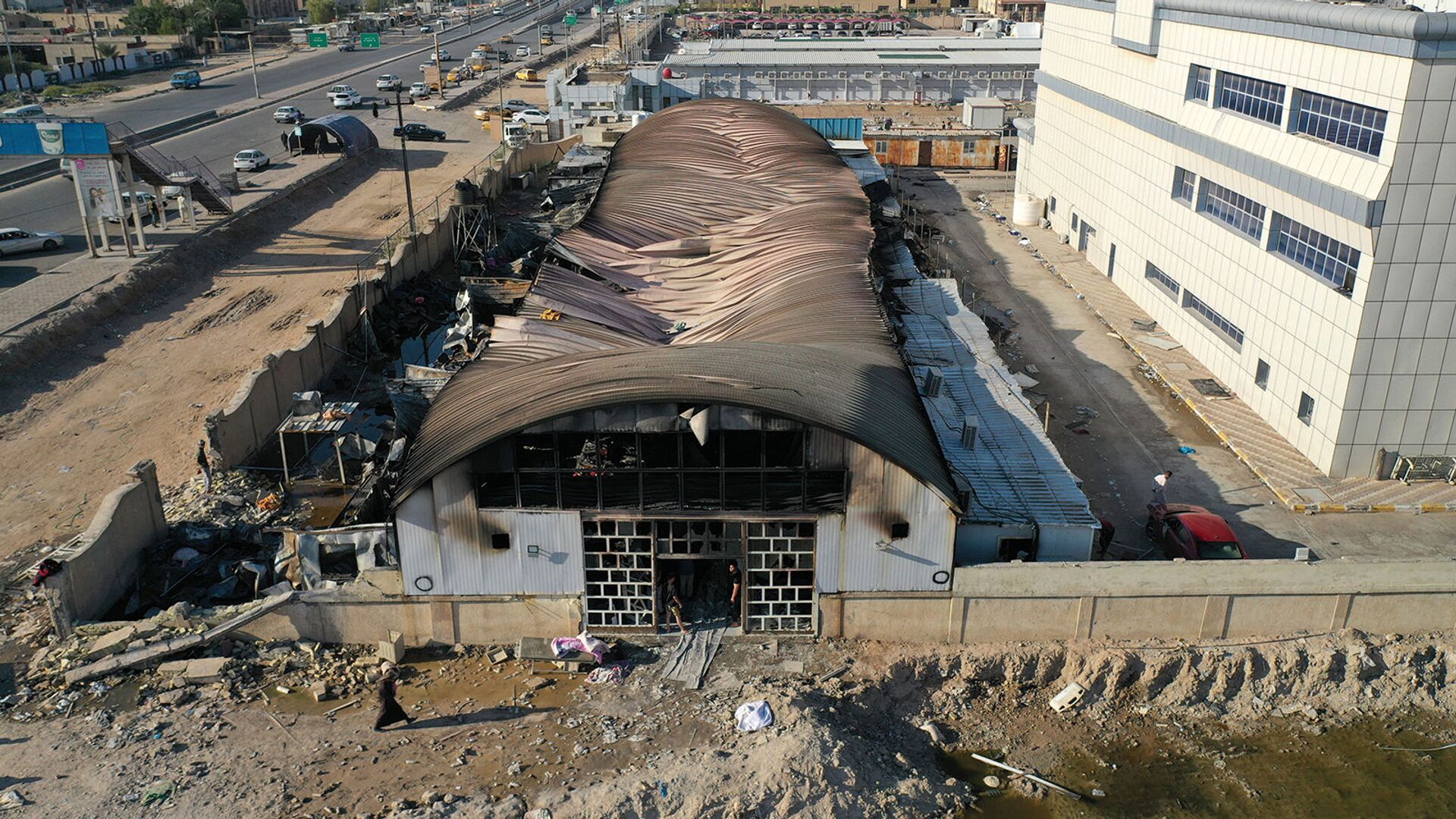 На снимке с воздуха видны повреждения после массивного пожара в изоляторе коронавируса больницы Аль-Хусейн в Насирии (13 июля 2021). Ирак - Sputnik Армения, 1920, 27.07.2022