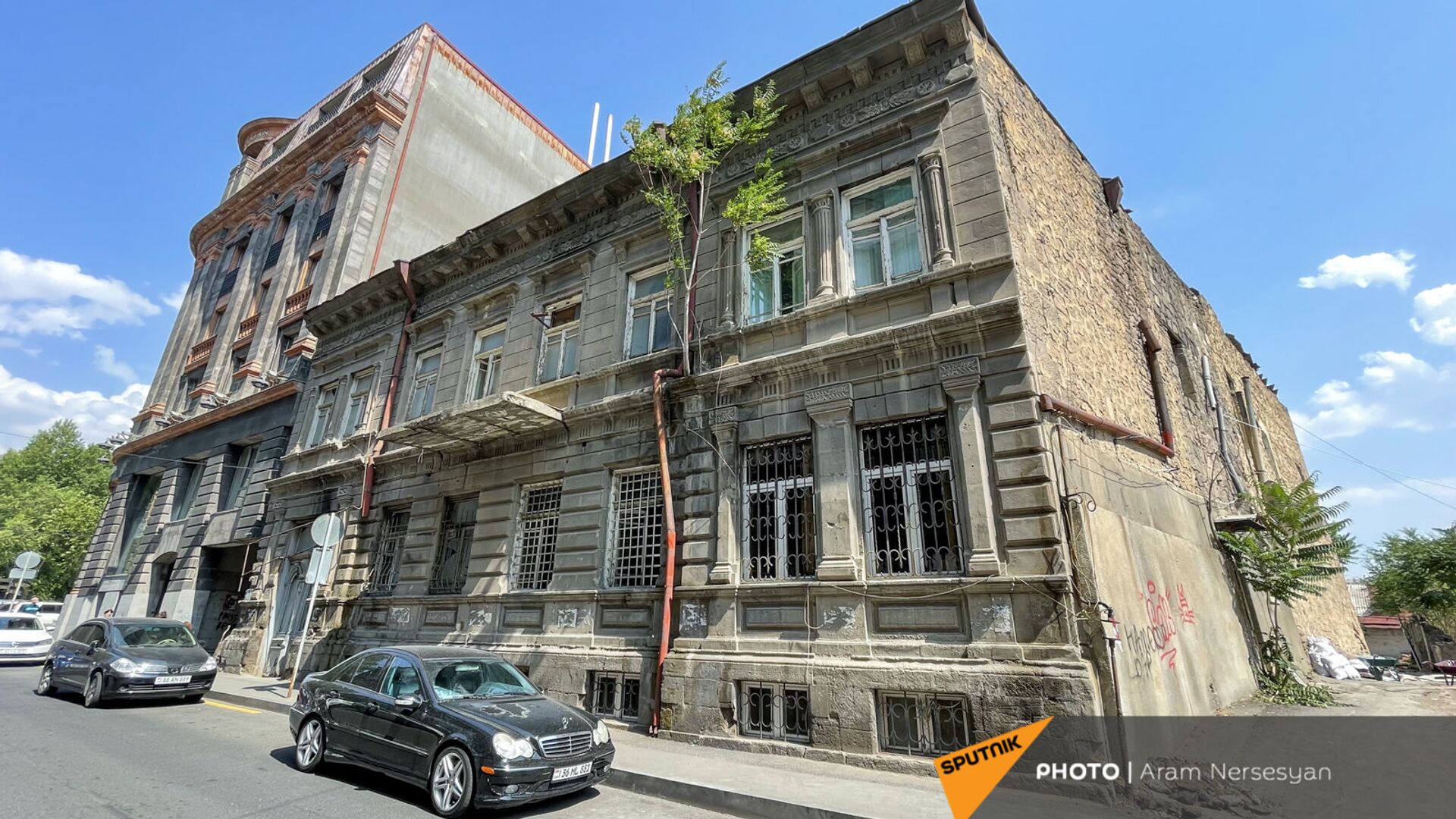Старое здание на снос на улице Анрапетутян - Sputnik Армения, 1920, 14.07.2021