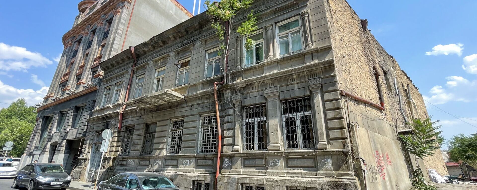 Старое здание на снос на улице Анрапетутян - Sputnik Армения, 1920, 14.07.2021