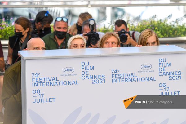 Ռուսաստանցի դերասաններ (աջից ձախ) Յուլյա Պերեսիլդը, Իվան Դորնը, Չուլպան Խամատովան և Յուրի Կոլոկոլնիկովը Կաննի 74-րդ կինոփառատոնում - Sputnik Արմենիա
