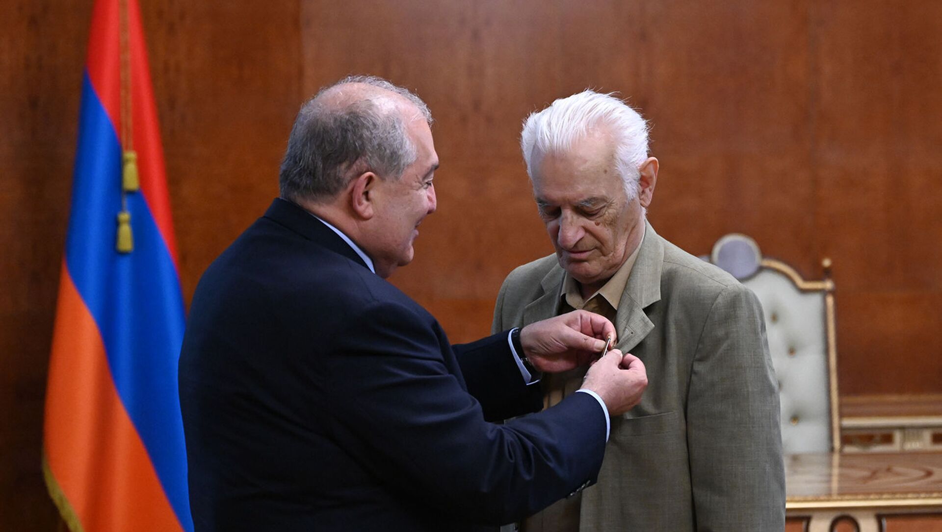 Президент Армен Саркисян наградил архитектора Сашура Калашяна медалью Анании Ширакаци (15 июля 2021). Еревaн - Sputnik Արմենիա, 1920, 15.07.2021