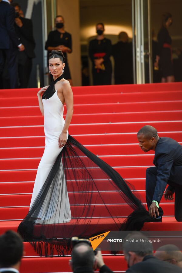 Белла Хадид в винтажном Jean Paul Gautier в день открытия Каннского кинофестиваля Белла Хадид в винтажном Jean Paul Gautier в день открытия Каннского кинофестиваля - Sputnik Армения