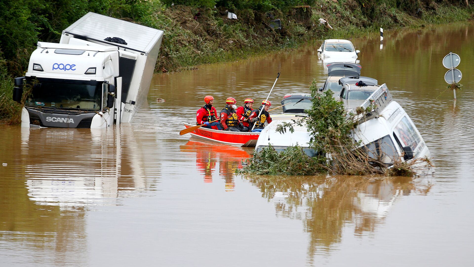 Команда спасателей плывет по дороге, превратившейся в реку после проливных дождей в Эрфтштадте (16 июля 2021). Германия - Sputnik Армения, 1920, 17.07.2021