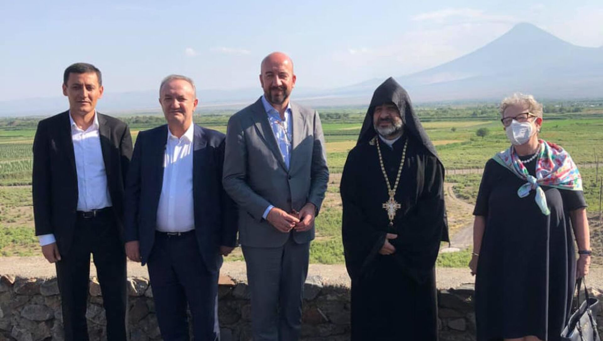 Председатель Европейского совета Шарль Мишель посетил Хор Вирап - Sputnik Армения, 1920, 17.07.2021