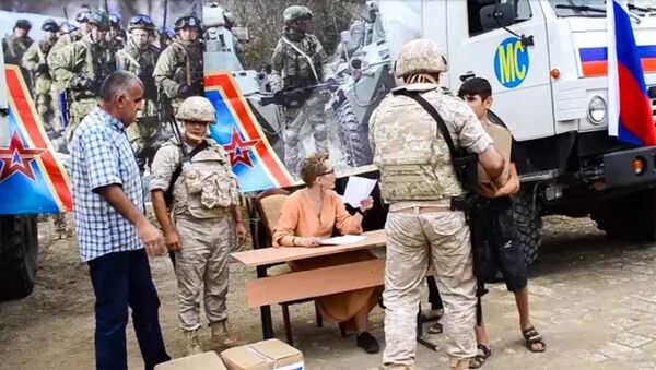 Гуманитарная акция российских миротворцев в селе Мачкалашен Мартунинского района - Sputnik Армения