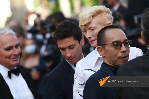 Тильда Суинтон на красной дорожке во время церемонии закрытия Каннского кинофестиваля - Sputnik Армения