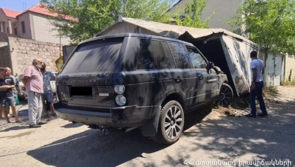 Столкновение автомобиля с припаркованной в гараже машиной  - Sputnik Արմենիա