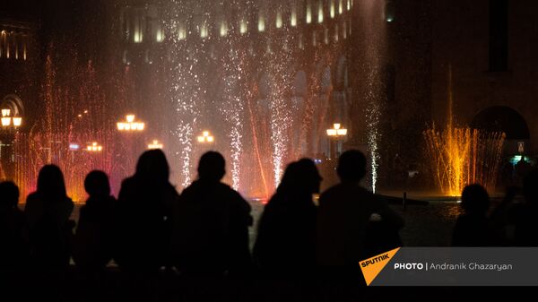 Люди у фонтанов на площади Республики в Ереване - Sputnik Армения