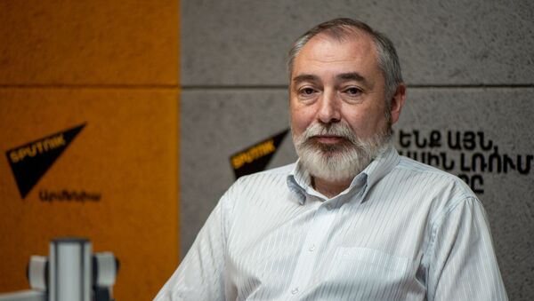 Председатель партии Союз Конституционное право Айк Бабуханян в гостях радио Sputnik - Sputnik Армения