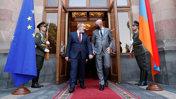 И.о. премьер-министра Армении Никол Пашинян и председатель Европейского совета Шарль Мишель покидают Дом правительства после совместной пресс-конференции по итогам встречи (17 июля 2021). Еревaн - Sputnik Армения