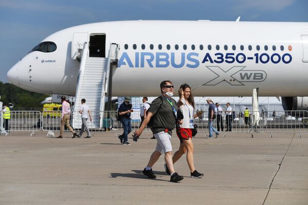 Այցելուները «Airbus A350-1000» ուղևորատար ինքնաթիռի ֆոնին - Sputnik Արմենիա