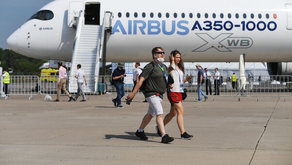 Посетители на фоне пассажирского авиалайнера Airbus A350-1000 на Международном авиационно-космическом салоне МАКС-2021 - Sputnik Արմենիա
