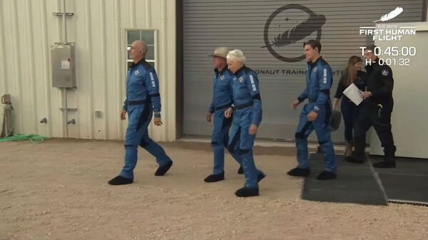 Скева направо: Марк Безос, Джефф Безос, Уолли Фанк и Оливер Дэмен направляются на стартовую площадку для первого пилотируемого полета многоразового корабля New Shepard от Blue Origin (20 июля 2021). Ван Хорн, штат Техас - Sputnik Армения