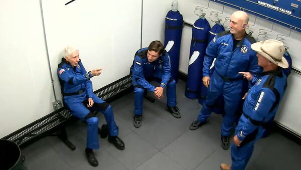 Уолли Фанк (слева), Оливер Дэмен,  Джефф Безос (справа) и Марк Безос перед их вылетом в первый пилотируемый полет многоразового корабля New Shepard от Blue Origin (20 июля 2021). Ван Хорн, штат Техас - Sputnik Армения