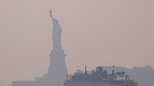 Дымка от лесных пожаров в Нью-Йорке, сквозь которую еле видна Статуя Свободы ( 20 июля 2021). США - Sputnik Армения