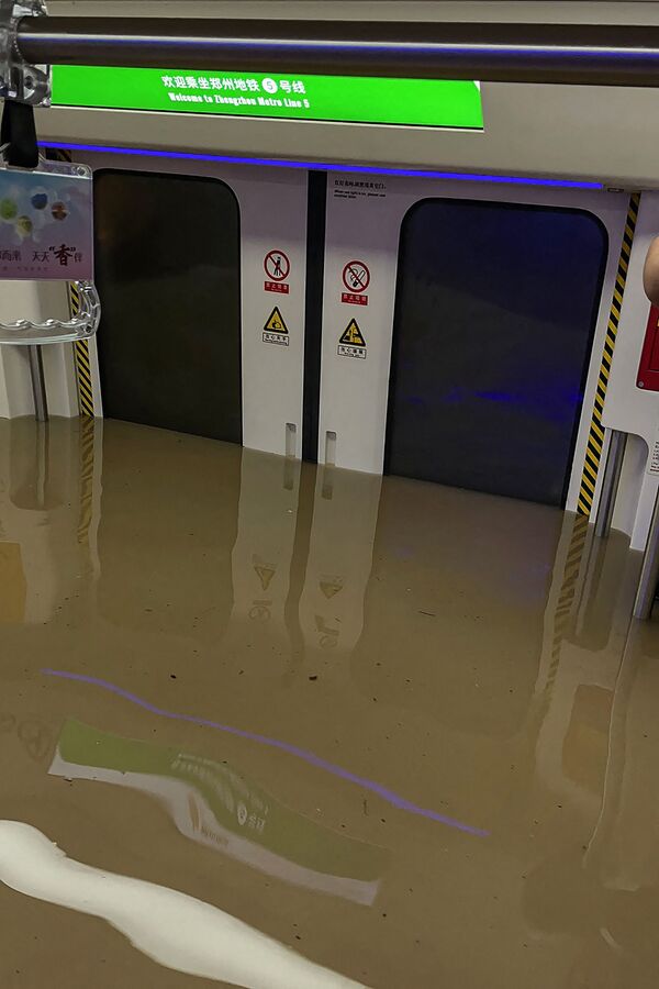 Չինաստանի Հենան նահանգի Չժենչժոու քաղաքում հորդառատ անձրևներից հետո հեղեղվել է մետրոյի վագոնը - Sputnik Արմենիա