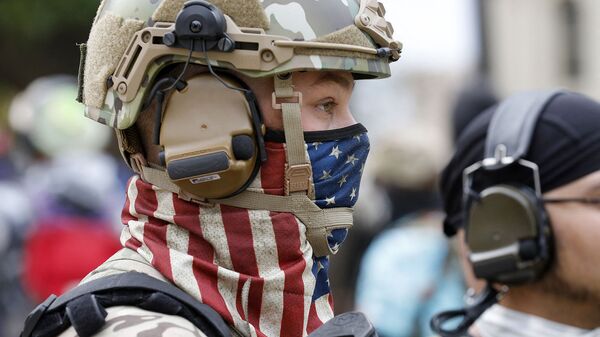 Американский военнослужащий в маске в виде американского флага - Sputnik Արմենիա