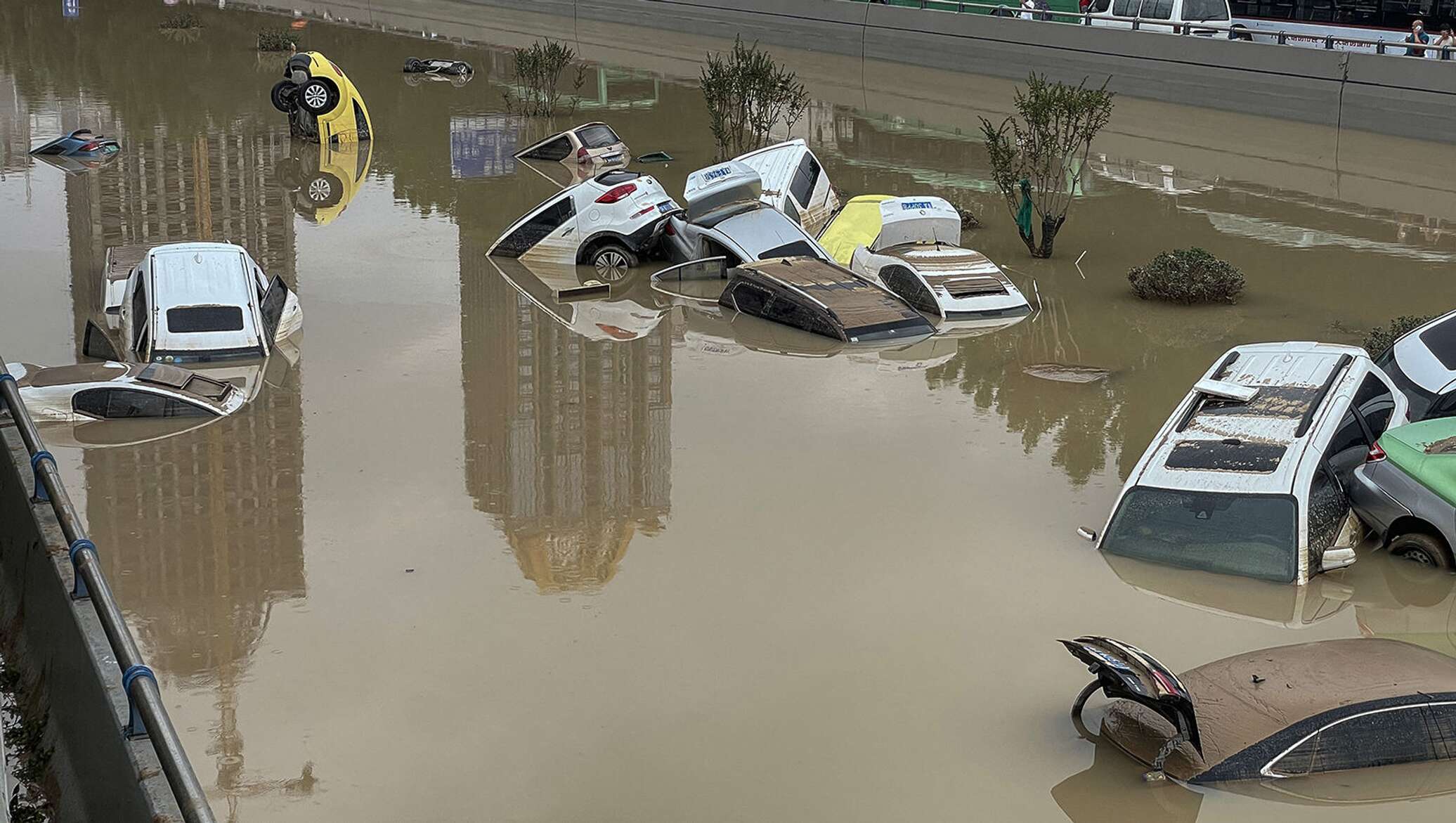 Дубай 17 ноября наводнение. Наводнение в Китае 2021. 2021 Henan Floods. Провинцию Хэнань наводнение.