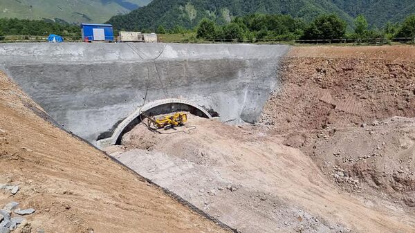 Строительство тоннеля на участке Цкере-Коби автомобильной дороги Мцхета-Степанцминда-Ларс (22 июля 2021). Грузия - Sputnik Армения