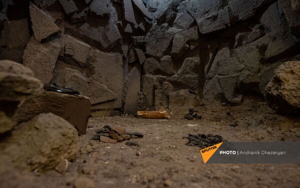 Артефакты, обнаруженные в Ереванской пещере, в экспозиции музея истории Еревана - Sputnik Армения