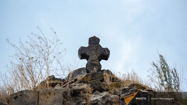 Крест церкви Сурб Погос-Петрос в Зовуни у апаранского водохранилища - Sputnik Армения